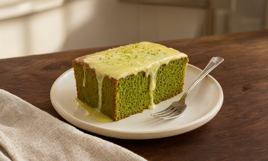 Bizcocho de matcha con glaseado de limón
